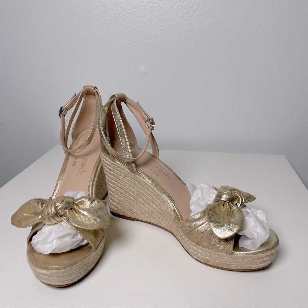 Kate Spade New York Metallic Gold Wedge Sandals with Bow – Size 11B